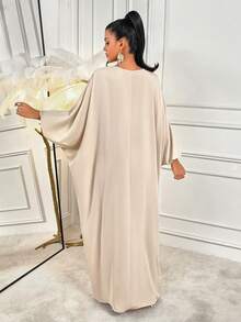 AIJ Amarilo 女士米色优雅长款阿巴雅连衣裙 - 蝙蝠袖扭结前襟钥匙孔领口，端庄的斋月中东服饰 - 杏色 - 查看 2