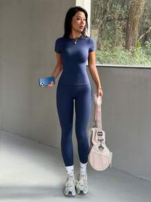 Aoqta Sports 女士夏季纯色休闲两件套，圆领短袖修身T恤搭配高腰显瘦紧身裤，简约基础款套装，适合瑜伽、跑步、健身、日常穿着。 - 藏蓝色 - 查看 4