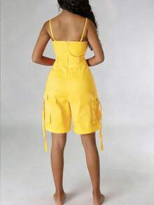 GLOURI Women's Hot Pink Strapless Cargo Romper - Spaghetti Strap & Flap Pocket & Cuffed Knee-Length Hem Detail | Bold  Fit For Parties, Summer Day Events (Slim-Fit Bodice & Functional Cargo Pockets) For Effortlessly Stylish Looks - 黃色 - 查看 3