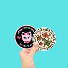 神经多样性坏蛋俱乐部猫咪贴纸 - 粉色和黑色乙烯基材质，饰有俏皮的猫咪图案，非常适合贴在笔记本电脑、水瓶等物品上，展现神经多样性骄傲 | 俏皮猫咪设计 | 乙烯基贴纸，猫咪爱好者礼物 - 你永远不会孤单，总有虫子陪伴 | 可爱昆虫乙烯基贴纸 | 自然爱好者 | 有趣的笔记本电脑水瓶贴纸，适用于剪贴簿、文具等，趣味贴纸，Kindle - 光膜 - 查看 11