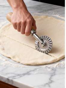 1 pieza Cuchillo de repostería multifuncional de acero inoxidable de 7 cm con borde ondulado y mango de madera, fácil de limpiar con un agarre cómodo, cuchillo de repostería práctico para hacer pasteles, empanadillas, etc., una herramienta de repostería esencial y un regalo ideal para las fiestas - Multicolor - Ver 4