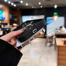 Elegante collage en blanco y negro con hombres guapos. Esta elegante funda para teléfono es compatible con Samsung, Apple, OPPO, , etc. Fabricada en TPU flexible, resistente a golpes y arañazos, ofrece una excelente protección contra caídas y un agarre cómodo. Es un regalo ideal para familiares, amigos y seres queridos, y una opción perfecta para festivales. - Negro - Ver 5