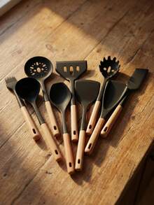 一套硅胶厨具套装，耐热不粘锅具，适用于各种烹饪/搅拌/煎炸/煮沸等用途。木柄隔热，材质优良。简约实用的家用厨房用具套装。 - 彩色 - 查看 5