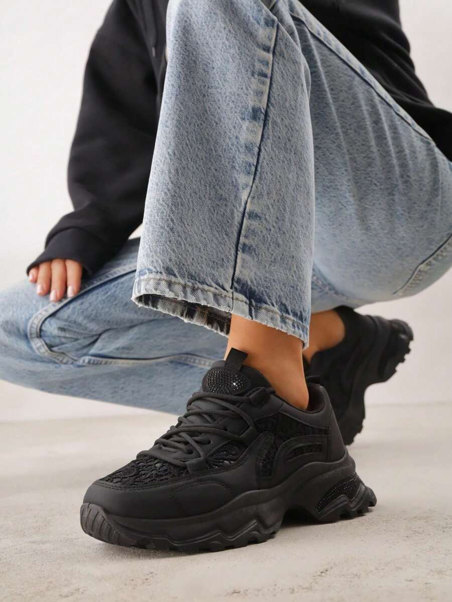Zapatillas con suela gruesa con inserciones de encaje y rhinestones - Negro - Ver 1
