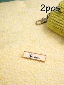 定制姓名标签、个性化手提包吊牌、定制服装吊牌、可定制不锈钢胸针、男女通用、返校用品、结婚礼物、毕业礼物、乔迁礼物、时尚单品、教师节礼物、婚礼配饰、庆典礼物、父亲、母亲、朋友、伴娘、老师、学生、派对礼物、会议礼物、家居装饰客厅礼物 - 風格A - 查看 8