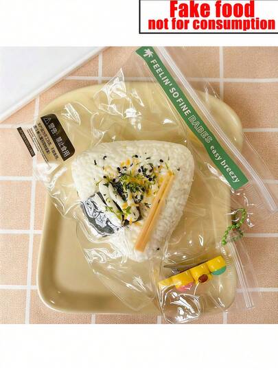 1个硅胶减压按摩玩具，柔软Q弹，饭团造型，4种口味（海苔、鸡蛋、照烧、炸物）。适合玩耍、减压、感官刺激，也可作为派对礼物、节日/生日/母亲节/毕业礼物。