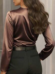 1 buah Blus Lengan Panjang Satin Warna Polos dengan Lipatan Silang dan Hiasan Kancing, Warna Cokelat - Coklat - View 3