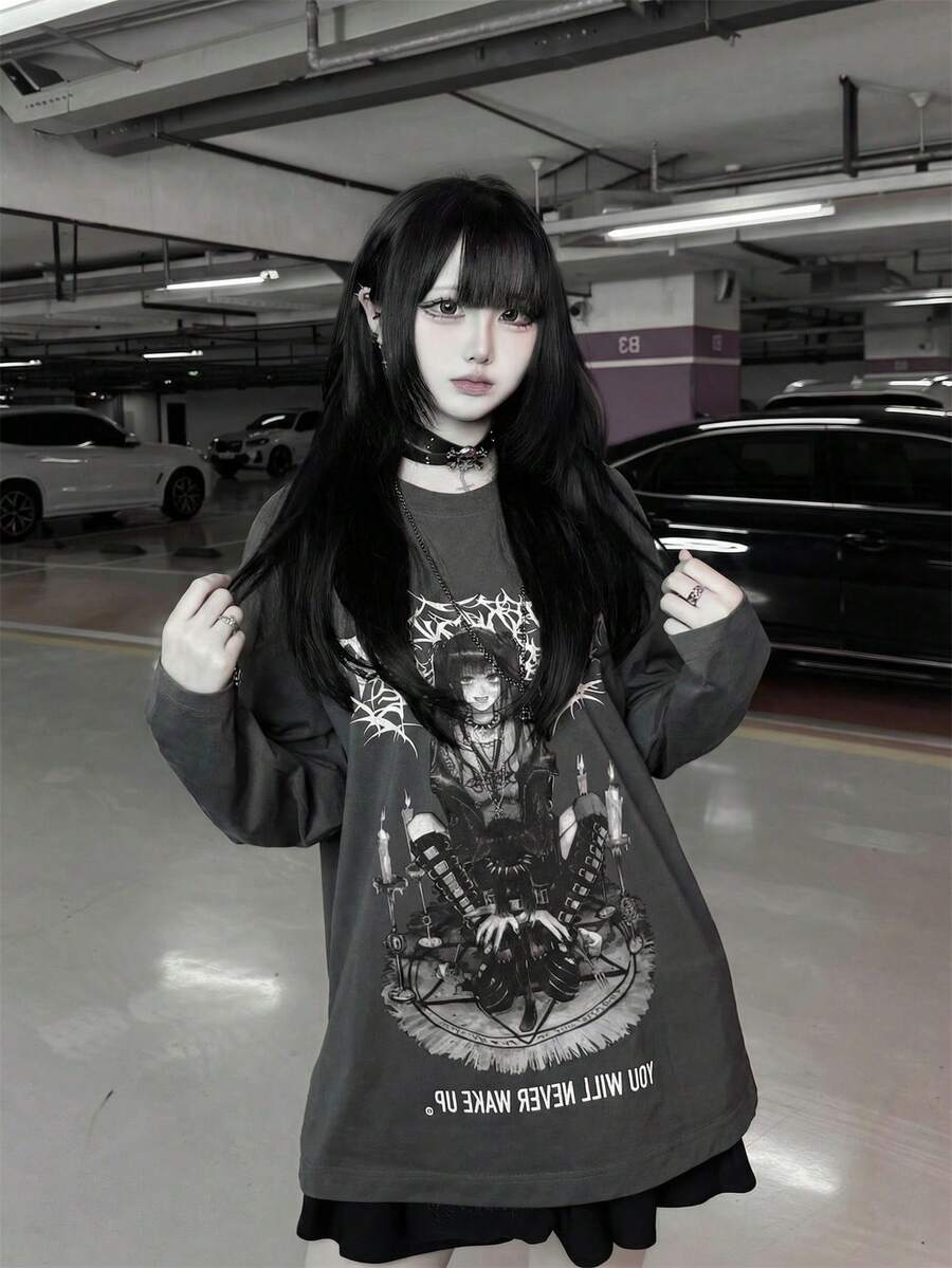 女士宽松深灰色哥特风长袖T恤，动漫暗黑角色印花及“你永远不会醒来”标语图案，柔软休闲街头风，适合电子女孩朋克风格 - 深灰 - 查看 1