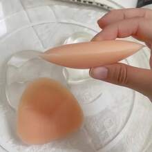 2片装硅胶胸垫，隐形可重复使用加厚胸垫，适用于比基尼、吊带衫等无痕内衣，提升胸型，柔软舒适，是女士内衣的理想配饰，也适合搭配婚纱、半身裙、比基尼、婚礼、海滩装扮。 - 可愛 - 查看 10