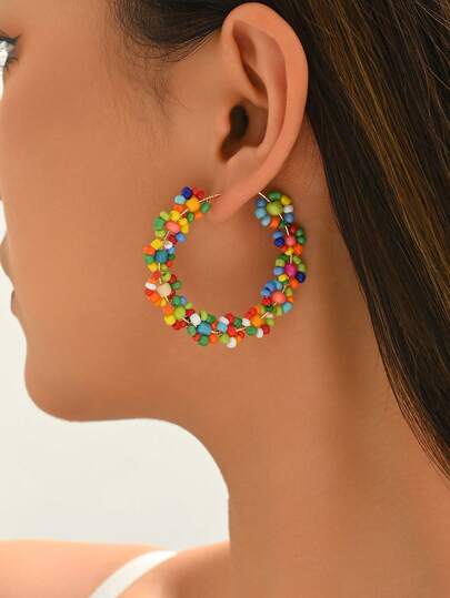 一对彩色波西米亚风玻璃珠手工编织耳环，时尚度假风耳环，适合女性日常休闲、通勤、搭配服装、约会、海滩派对、购物和拍照。珠子颜色随机。