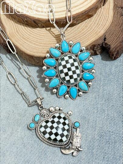 1件复古西部牛仔风格棋盘格纹绿松石吊坠项链，做旧美式复古项链。采用做旧银色底座，搭配黑白棋盘格纹主石和蓝绿色仿绿松石饰边，一个吊坠为向日葵形状，另一个为心形吊坠，饰有3D棋盘格纹。适合音乐节、西部主题派对、美式复古装扮和日常佩戴。