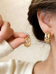1 Pair Fashionable Versatile Plain Hoops, Asymmetrical Hollow Printed Design Earrings, Jewelry Gift For Women, Suitable For Daily, Party, Date Wear - Yellow Gold - View 2