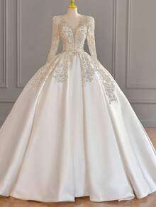 Alluring Deep V-Neck A-Line Wedding Dress With Long Sleeves And Floral Appliqué In Satin – Sophisticated Floor-Length Bridal Gown Featuring A Daring Neckline Design, Full-Length Fitted Sleeves, Intricate Floral Embellishments, And Lustrous Satin Silhouette, Perfect For Weddings, Christmas Galas, Halloween Balls, Formal Dances, Birthday Celebrations, And Special Evening Events. A Versatile Choice For Wedding Receptions, Holiday Parties, Anniversary Dinners, Luxury Getaways, Black-Tie Occasions, Cocktail Gatherings, Bridal Showers, Wedding Guest Attire, Graduation Formals, Homecoming Events, And As A Contemporary Bridesmaid Or Statement Evening Gown. - 白色 - 查看 1