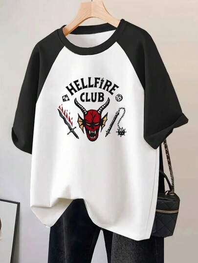 Mujer002PS Camiseta de Mujer Casual Versátil  Cómodo y Elegante Camisa de color blanco y negro con diseño de "HELLFIRE CLUB" y elementos iconográficos atractivos, perfecta para amantes de la cultura pop y los diseños únicos