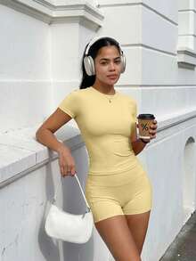 TCVC 女士时尚纯色高弹亲肤修身运动套装，2件套 - 高腰紧身短裤（带手机口袋）和亲肤透气修身运动T恤，适合瑜伽、跑步、骑行、健身房锻炼等夏季运动。 - 淡黃色 - 查看 8