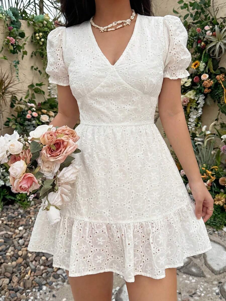 Vestido casual feminino HoloChill, cor sólida, decote em V vazado, manga curta plissada, modelo 2026. Vestido casual de verão com manga bufante, elegante para festas, praia, casamentos, aniversários e muito mais. - Branco - Ver 1