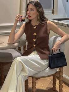 Áo vest dệt kim không tay màu nâu dành cho nữ, điểm nhấn là các nút kim loại lấy cảm hứng từ đại dương, kiểu dáng ôm sát tôn dáng, chất liệu dệt kim thoáng khí, thân thiện với da, thiết kế không tay hở vai, mang đến phong cách sang trọng kiểu Pháp, phù hợp cho công sở, hẹn hò ăn trưa và những việc vặt trong thành phố. - Cà phê nâu - Xem 4