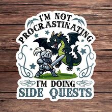 1 pieza Pegatina "Haciendo misiones secundarias", pegatina de portátil de caballero de dragón divertida, meme de juegos de vinilo, regalo de procrastinación, pegatina resistente al agua y despegable para botella de agua, pegatina de vaso de fantasía de dragón, vinilo de cuaderno de jugador, regalo perfecto para fans de RPG, pegatina de coche de caballero linda - S1945 - Ver 1