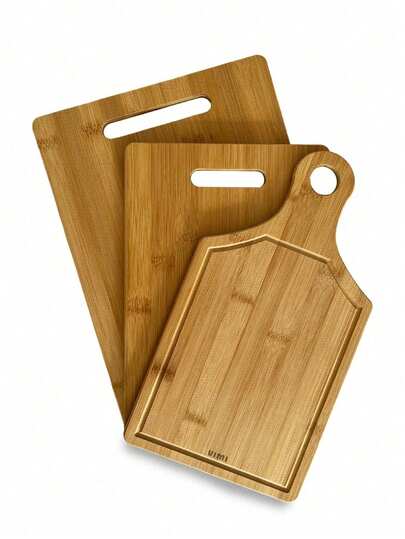 Un juego de tres tablas de cortar/platos con mangos, fabricados 100% en bambú y madera, disponibles en tres tamaños diferentes, a un precio especial.