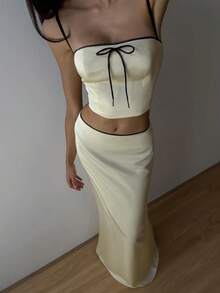 Bộ đồ hai mảnh màu vàng kem bằng satin acetate, áo corset gợi cảm phong cách Y2K và chân váy dài xòe cạp thấp, trang phục thời trang lãng mạn và thanh lịch cho kỳ nghỉ biển và phong cách đường phố mùa hè. - Vàng nhạt - Xem 9