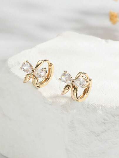 一对闪亮立方氧化锆蝴蝶结耳环，简约优雅，适合女性和女孩日常佩戴