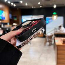 Ackerman luchando contra el rojo. Esta elegante funda para teléfono es compatible con Samsung, Apple, VIVO, OPPO, , Transsion, ,  y Honor. Fabricada en silicona TPU, ofrece protección contra golpes y caídas, además de una sensación superior. Es un regalo ideal para familiares, amigos y seres queridos, y una opción perfecta para San Valentín y Año Nuevo. - Negro - Ver 5