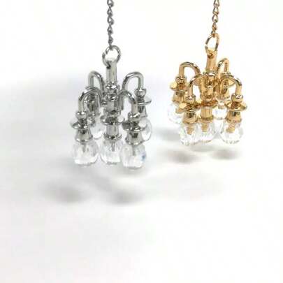 1 chiếc, Đèn chùm pha lê mini bằng kim loại, Đồ chơi mô hình thu nhỏ - Hoàn hảo để trang trí phòng khách, phòng ngủ, nhà bếp, tường và trần nhà búp bê. Lý tưởng làm quà tặng Phục Sinh hoặc trang trí nhà búp bê. (Kiểu dáng ngẫu nhiên) Bàn làm việc Văn phòng phẩm Trang trí văn phòng