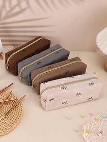 1个可爱独特的灯芯绒蝴蝶结铅笔盒，大容量，轻便易携，是女孩们理想的学习用品、办公用品或日常用品。正值开学季，也是情人节、教师节、春节和生日的绝佳礼物之选。 - 蝴蝶結款 - 查看 2