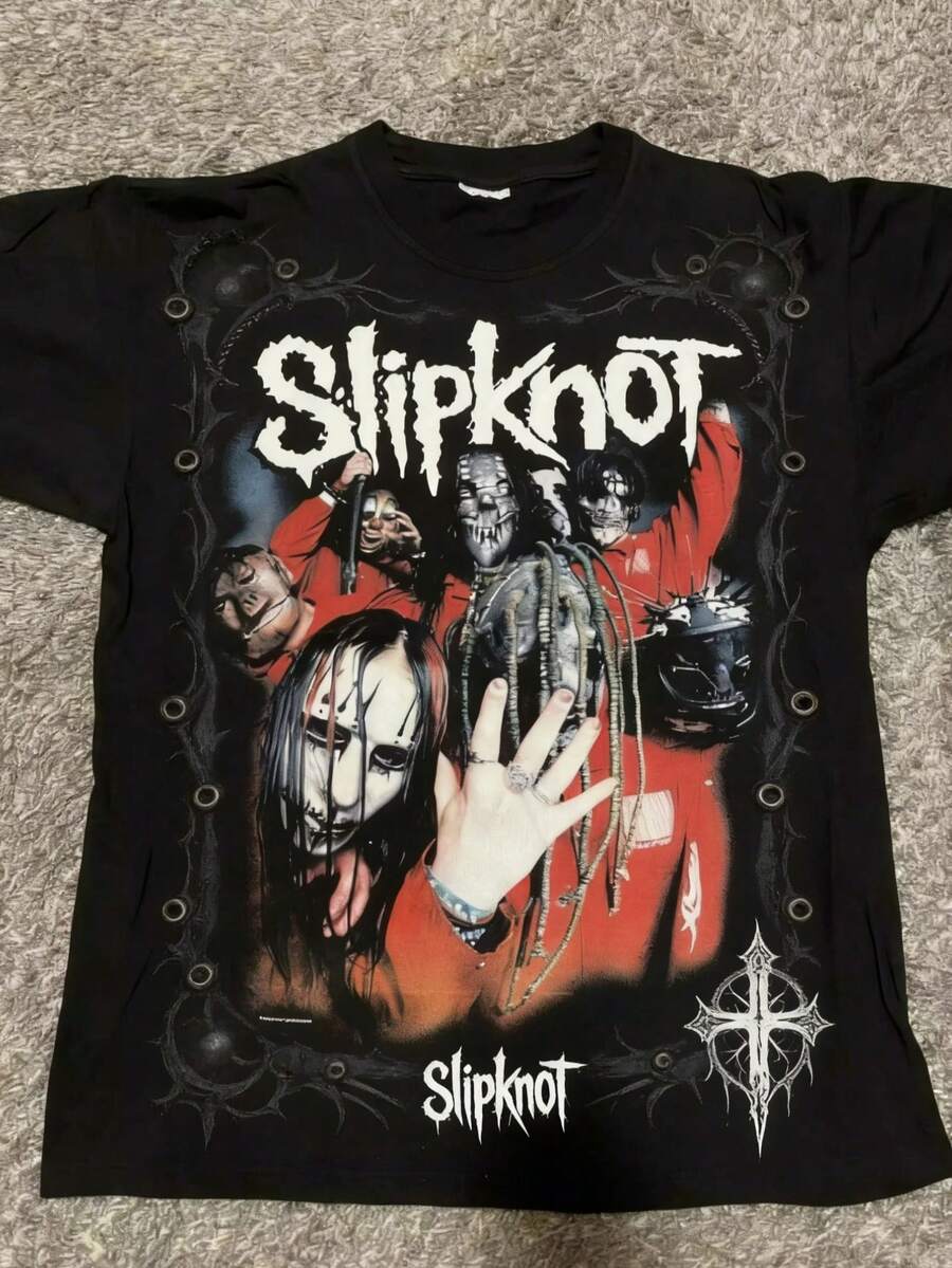 2004 Band T-Shirt For Men And Women - Black Horror Themed Graphic Print, Comfortable And Soft Short-Sleeve T-Shirt, Unisex Casual Adult Fashion, Machine Washable, Rock Band T-Shirts, Fan Merchandise, Gothic Style Shirt, Horror Themed Apparel, Soft Texture Shirt - 黑色 3 - 查看 1