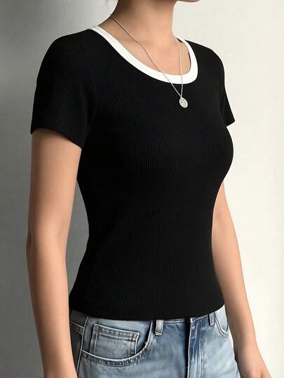 1 chiếc áo thun nữ cơ bản, thoải mái, cổ tròn, tay ngắn, kiểu dáng 2 trong 1, áo hai dây không tay dệt kim gân phối màu ôm sát.