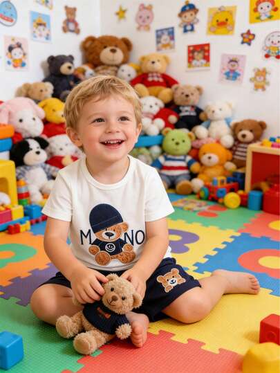 男婴夏季短袖短裤套装，可爱小熊印花圆领上衣搭配饰有小熊印花的藏蓝色短裤，适合日常穿着、玩耍和度假。