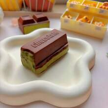 这款逼真的迷你面包吊坠饰有诱人的抹茶巧克力漩涡图案，采用优质慢回弹材料制成，柔软而坚韧，不易变形。 - 彩色 - 查看 6