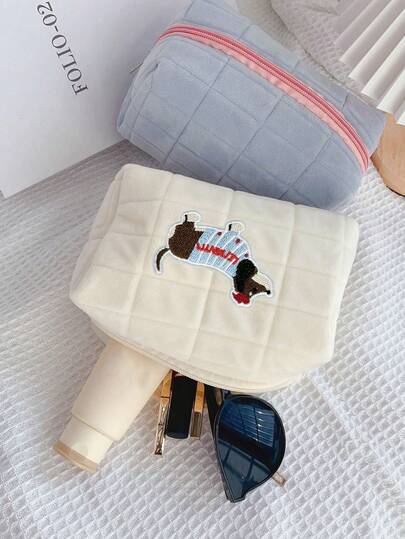 حقيبة مستحضرات تجميل مبطنة من الجلد المدبوغ مزينة بطبعة كلب السجق الكرتوني المطرز، حقيبة تخزين فاخرة وعالية السعة، حقيبة مستحضرات تجميل محمولة للسفر عالية القيمة، سعة تخزين عالية، مع سحاب ملون، مناسبة للسفر والعودة إلى المدرسة والرحلات العمل والتنقل والخروج والعطلات، هي هدية مثالية للأخوات والعائلة والأحباء وطالبات الجامعة.