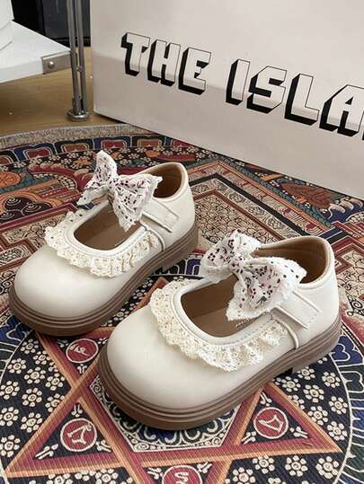 1 par de sandalias planas de cuero brillante con decoración de encaje floral y lazo para niños pequeños en color beige, diseño clásico retro con cierre de gancho y bucle, suela de goma antideslizante gruesa, diseño de punta redonda, adecuado para vestidos casuales/de princesa, niñas de 3 a 13 años, escuela, calle, cumpleaños, vacaciones, playa, nueva llegada primavera/verano 2026