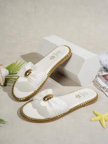 Sandales plates en tissu tressé avec décoration métallique pour femmes, style élégant pour les vacances. Tongs en paille blanche convenant pour la maison, l'extérieur, les fêtes et la plage - Blanc - Voir 2