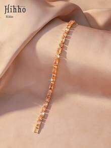 Hihho 一条多色手链，采用渐变色设计，包含白色、香槟金、红色和蓝宝石色，镶嵌矩形钻石，并以渐变色设计点缀，融合闪耀的钻石和活力四射的色彩，适合搭配活力四射的服饰，日常通勤、约会、轻度派对等场合佩戴。 - 網球手鍊 - 查看 14