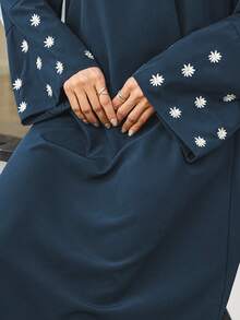 1 chiếc váy Abaya Ramadan dành cho nữ - Váy dài màu xanh hải quân với họa tiết thêu hoa trắng trên tay áo, cổ tròn, tay dài, được làm từ vải dệt mềm mại, trang phục Hồi giáo thanh lịch phù hợp cho các lễ hội Eid và các buổi tụ họp mùa xuân. - Màu xanh hải quân - Xem 4