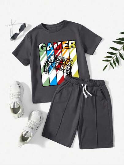 Bộ 2 món cho bé trai: Áo thun cổ tròn tay ngắn in chữ và quần short cạp chun, trang phục thường ngày.