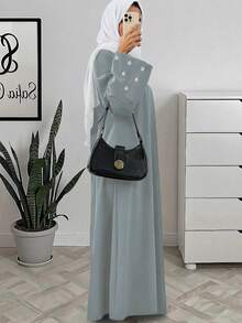 一件女士斋月长袍 - 雾蓝色长袍，袖子上饰有白色花卉刺绣，圆领长袖，柔软针织面料，优雅的伊斯兰服饰，适合开斋节聚会和春季庆祝活动。 - 霧霾藍 - 查看 2