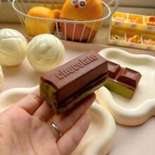 这款逼真的迷你面包吊坠饰有诱人的抹茶巧克力漩涡图案，采用优质慢回弹材料制成，柔软而坚韧，不易变形。 - 彩色 - 查看 4