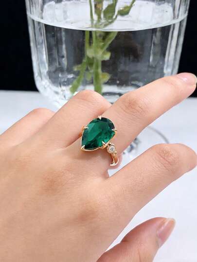 1款浪漫新款心形单颗绿色锆石精致戒指，适合日常聚会、生日以及送给朋友和爱人的礼物