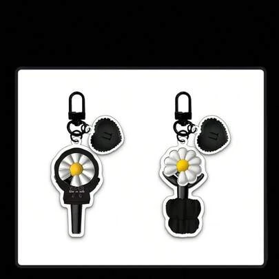 这款偶像应援棒造型钥匙扣精准还原了官方应援棒的外观，细节精致，质地透明，可作为收纳、装饰和粉丝应援品使用。采用非毛绒硬质亚克力材质，耐刮擦、耐褪色、不易变形，适合挂在钥匙、背包和日常饰品上。