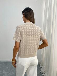 一件纯色几何图案针织开衫，前开襟纽扣镂空罗纹针织，适合海滩、学校、办公室、日常穿着、春夏度假等场合。 - 杏色 - 查看 6