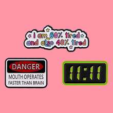 第11号名言珐琅徽章“我60%累，40%累”胸针翻领别针徽章背包服装配饰珠宝礼品 - 黑色 - 查看 2