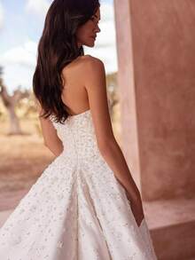 Luxury Satin A-Line Wedding Gown, Sweetheart Strapless Bodice With Beaded Lace Appliqué, Sleeveless Elegant Bridal Dress With Voluminous Skirt And Cathedral-Length Train; Regal And Refined Style Showcasing Graceful Femininity And Grand Presence, Featuring High-Quality Heavy Satin With Soft Matte Sheen, Sculpted Fit-And-Flare Silhouette And Structured Draping, Enhanced By Intricate Floral And Leaf Beading For Elevated Detail; Designed For Castle Ceremonies, Church Weddings And Outdoor Estate Venues, With Optional Lace Veil Overlay For A Sheer Layered Look, Flowing Open Back With Hidden Zipper For A Clean Finish, Perfect For Weddings, Christmas Celebrations, Halloween Events, Formal Balls, Birthday Galas, Engagement Parties, Evening Receptions, Photoshoots And Other Unforgettable Special Occasions - 白色 - 查看 5