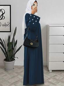 1 chiếc váy Abaya Ramadan dành cho nữ - Váy dài màu xanh hải quân với họa tiết thêu hoa trắng trên tay áo, cổ tròn, tay dài, được làm từ vải dệt mềm mại, trang phục Hồi giáo thanh lịch phù hợp cho các lễ hội Eid và các buổi tụ họp mùa xuân. - Màu xanh hải quân - Xem 2