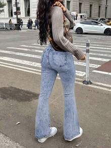 GILIPUR 新款女士喇叭牛仔裤，适合秋、冬、春三季穿着。优雅时尚，休闲百搭，弹力面料修饰身形，复古浅蓝色调更添性感魅力。无论是圣诞节、新年、情人节、约会、休闲穿着、下午茶，还是作为节日礼物，都是绝佳之选。 - 雪花 - 查看 6