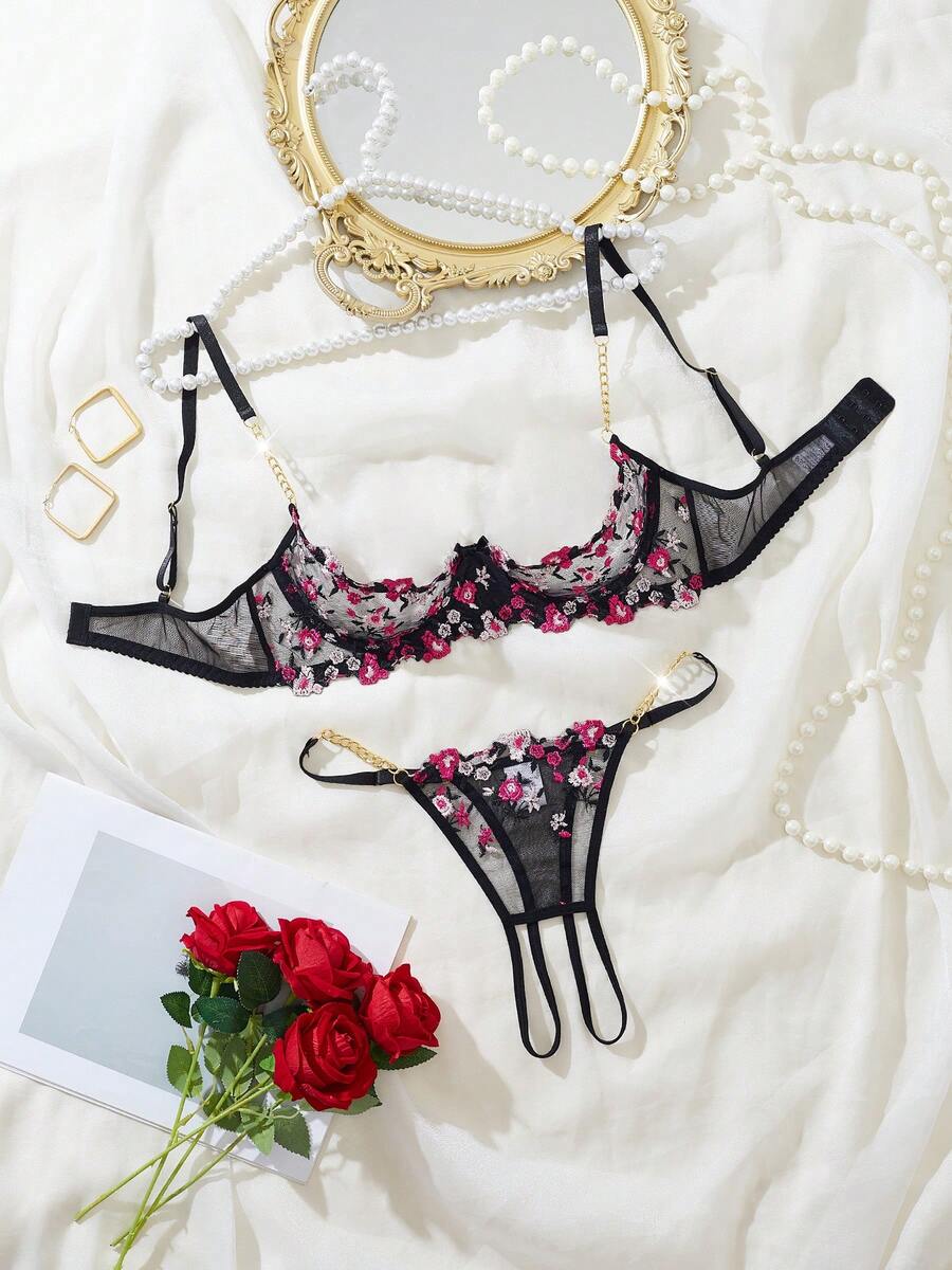 一套女士性感内衣，花卉薄纱网眼刺绣蕾丝饰边配金色链条，1/4罩杯镂空设计可调节文胸和内裤，2件套
