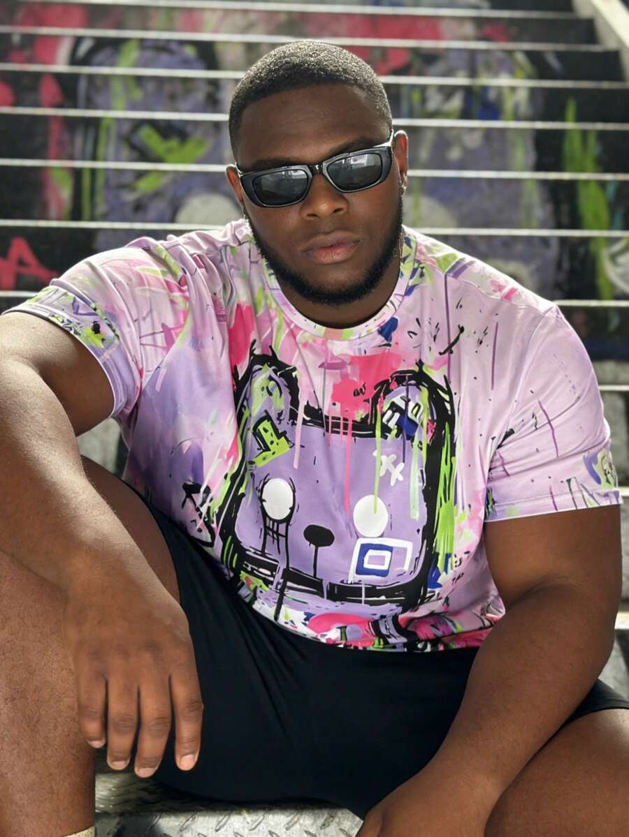 Camiseta de manga corta con estampado de graffiti colorido para hombres de talla grande, moda casual de cuello redondo, estilo hip hop y urbano - Multicolor - Ver 1