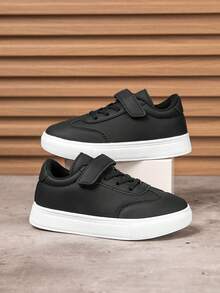 1双儿童黑白运动鞋，黑色皮革材质，魔术贴搭扣设计，软底减震，适合幼儿学步、上学、滑板等多种场合。 - 黑與白 - 查看 2